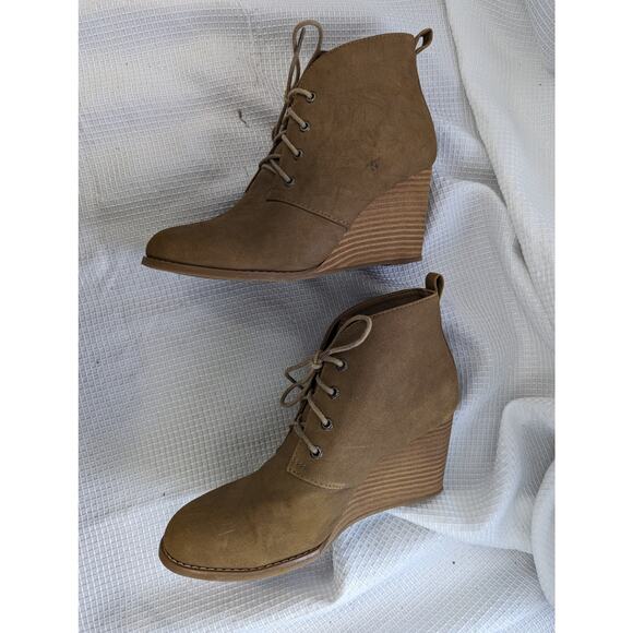 NAUTICA! CAMEL TAN VEGAN SUEDE WEDGE HEEL LACE-UP BOOTS, BOOTIES! SZ 8.5 - Picture 4 of 9